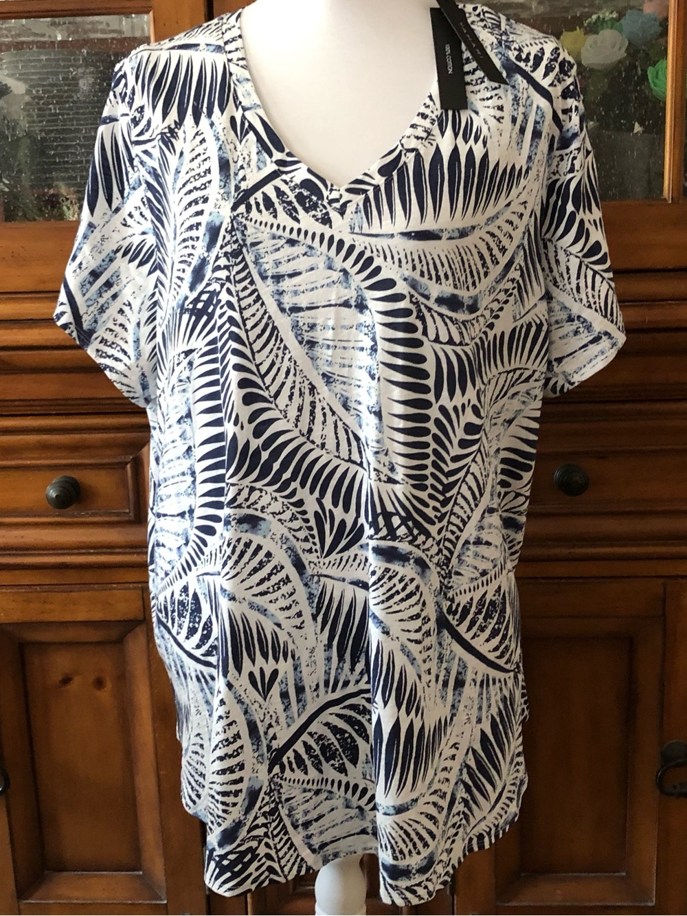 NWT Tahari Navy and White V-Neck Leaf Print Tunic